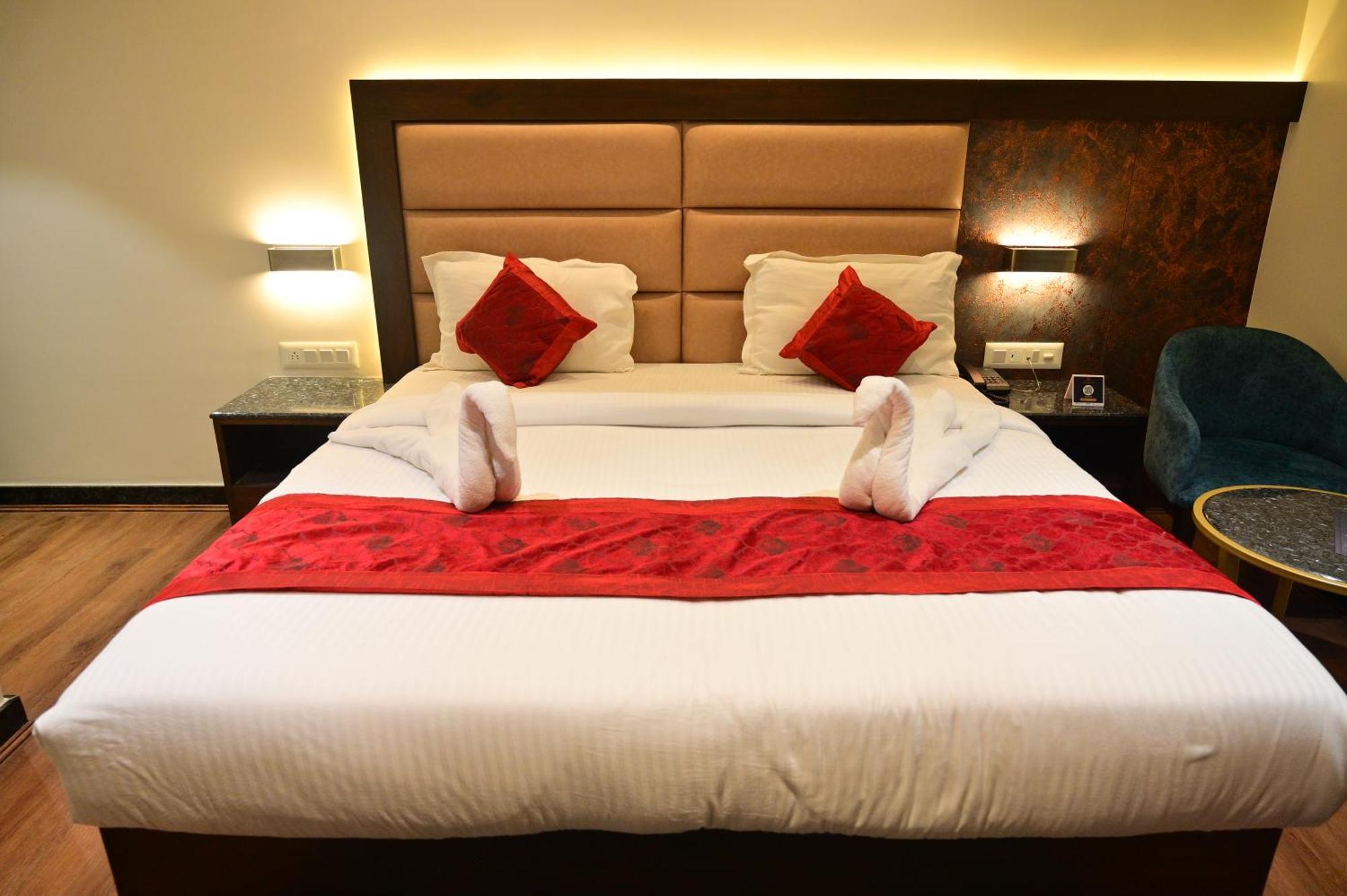 Hotel Golden Riviera Mysore Exterior foto