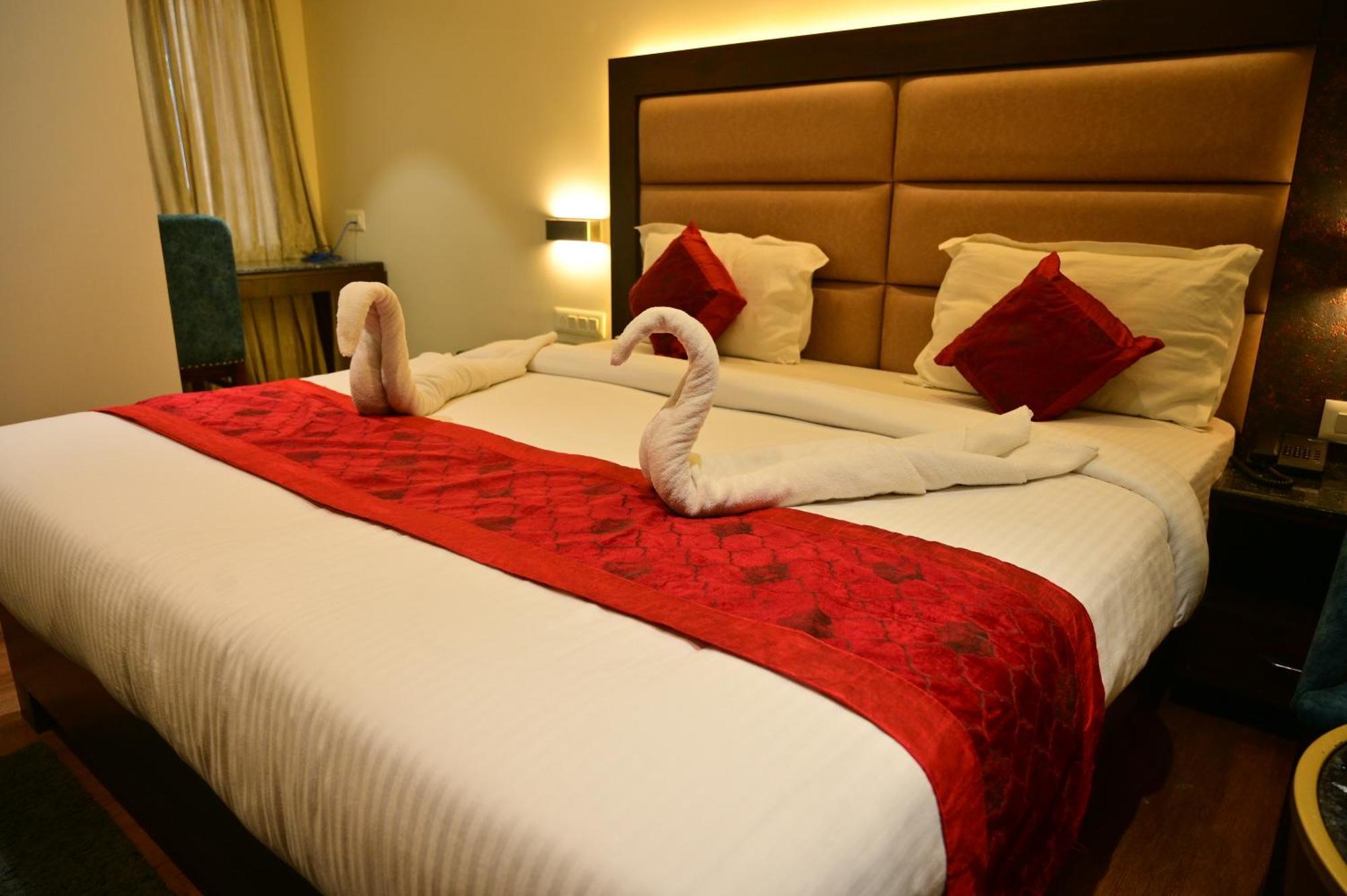 Hotel Golden Riviera Mysore Exterior foto